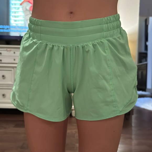 Lululemon Athletica Hotty Hot Low-Rise 4” Lined Shorts 4 inch Scream Green sz 4 - Picture 9 of 16